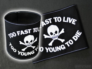 ■フェス・ライヴにオススメ■ TOO FAST TO LIVE TOO YOUNG TO DIE(BK) アームバンド(腕章) ■ パンク・コスプレにどうぞ