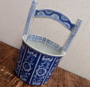 (☆BM)☆[SALE]水瓶/バケツ型 陶器製 置物 オブジェ デルフト調 高さ19.5×横幅13.3㎝ 染付 花器 花瓶 ヨーロピアン ブルー 青