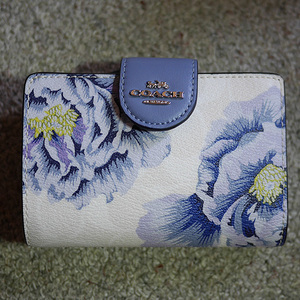 コーチ COACH ☆ 二つ折り財布 FC3453 KAFFE FASSETT コラボ 限定品 チョークマルチ×ペリウィンクル シグネチャー アウトレット ☆ 美品