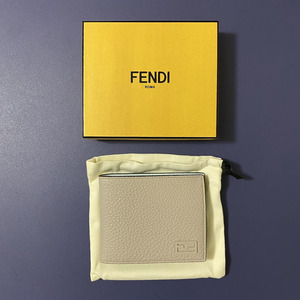 新品未使用 FENDI フェンディ グレー二つ折り革財布 折りたたみレザーウォレット 箱付き イタリア製 スモールレザーグッズ 革小物 メンズ