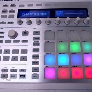 【通電確認品】Native Instruments MASCHINE MK2 White グルーヴ制作システム MIDIコントローラー パッド DTM DAW/80サイズ