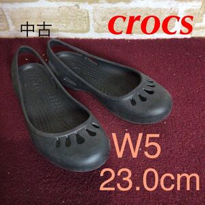 【売り切り!送料無料!】A-332 crocs!フラットシューズ!W5 23.0cm位!黒!ブラック!サンダル!アンクルストラップ!中古!