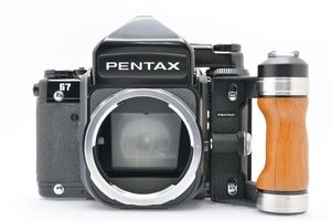 美品 PENTAX 67 TTLファインダー ボディ + ウッドグリップ ペンタックス MF中判フィルムカメラ バケペン スクリーン付 ■25699