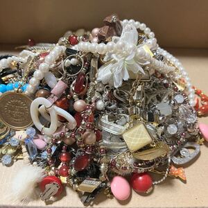 ☆大量 アクセサリーネックレス パール 指輪 ブローチ シルバー/天然石などジャンク品 ゴールドカラーおまとめ まとめ売り1KG☆