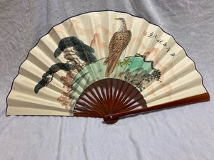 大型漆塗扇子(幅約85丈45cm)幽山深谷に鷹/松図