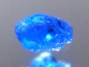 0.03ct j 新品・世界一綺麗なコバルトブルー・天然アウィン(アウイナイト・Hauyne)原石 変色効果有 ドイツ産