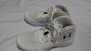 アンダーアーマー　UNDER ARMOUR スニーカー 白　23.5cm 未使用　バスケットシューズ