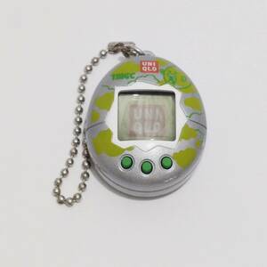 【玩具】 ちび たまごっち UNIQLO コラボ 2005年 銀色 シルバー 緑 柄付き BANDAI 電子ペットバーチャル バンダイ レア ゲーム ユニクロ