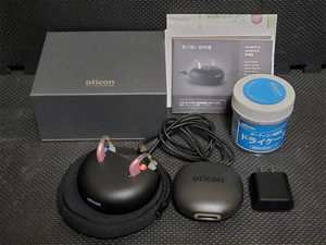 [1846]中古 Oticon オーティコン 充電式 補聴器 More3 両耳用 耳かけ式補聴器 充電器 ミニRITE モア3