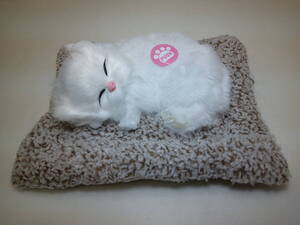 リアル ぬいぐるみ 猫 白猫 眠る猫 猫サイズ:約13×9×6cm マット:約18×14cm 電池交換不可 ねこ ネコ フワフワ 鳴く 癒し かわいい