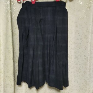 高校制服　夏用スカート　大きめプリーツ　紺色チェック　ウエスト調節可能　ポケット有り　W63〜68cm 丈60cm　クリーニング済