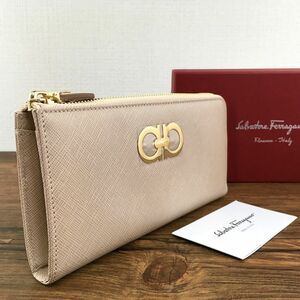 送料込み！ 極美品 Salvatore Ferragamo L字ファスナーウォレット ベージュ ガンチーニ 箱付き 249