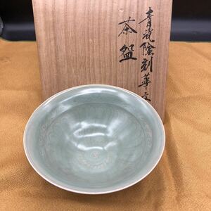 青磁 抹茶碗 平茶碗 茶碗 茶道具 青瓷陰刻華文 陰彫　ア8