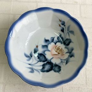 時代物 レトロ 色絵花柄鉢皿 七寸 径21cm 藍色/褐返 薄桃色の薔薇 バラ 帽子型鉢 盛皿 絵皿 和食器 旧家蔵出し 古民具 骨董 長期自宅保管品