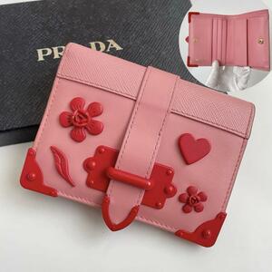 【レア★極美品】PRADA プラダ 二つ折り財布 コンパクト カイエ サフィアーノレザー カーフレザー ピンク 赤 ハート フラワー 花 1MV204