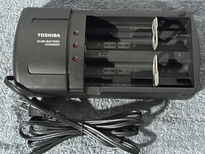 ♪ TOSHIBA 東芝 【THC-16GR】 ニカド電池専用充電器 １台で、単１～単４形とＰ６形の充電ＯＫ！ 管理 20100574