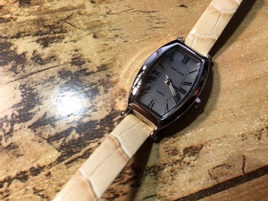 BK0114 良品程度 HARDY AMIES LONDON ハーディエイミス トノー シルバー文字盤 革ベルト クオーツ レディース 腕時計