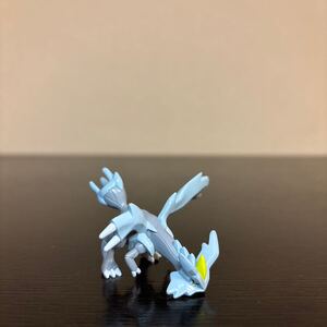 モンコレ 新黄色台紙 M-037 キュレム 穴なし 中古品 ポケモン フィギュア ポケットモンスター モンスターコレクション