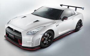 日産 GT-R NISMO R35 Nアタック・パッケージ Bホワイトパール 2016年 壁紙ポスター 特大ワイド版921×576mm （はがせるシール式） 013W1