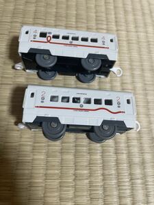 プラレール800系新幹線　後期型中間車2号車と4号車