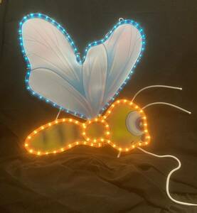 蜂蜜キャラクターの電球チューブライト　蜂蜜型の鉄枠とプラ板と電球チューブライトでできています。サイズ縦約55㎝×横約47㎝　防滴仕様