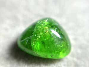 グロッシュラーガーネット 1.80ct 8.2x6.7mm ぷるっとトライアングルキャブ 天然グリーン　宝石 アフリカ