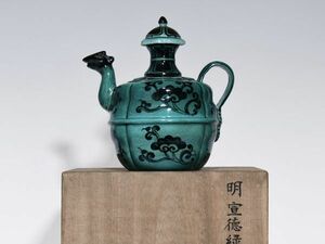 【瓏】陶磁器 孔雀緑釉墨彩花卉紋 鳳首壺 明代 宣徳年製 染付 置物擺件 古賞物 中国古美術 蔵出