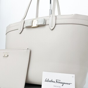 1円■超美品■最高級ライン■Salvatore Ferragamo フェラガモ ポーチ付き ヴァラリボン ロゴ トートバッグ ビジネス レディース ホワイト系