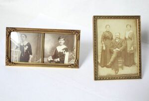ベルギー アンティーク 古い小さな写真立て 真鍮製 2個セット ガラス入り 古い写真入り 美品