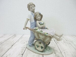 mae １円　リヤドロ　LLADRO 　6850　 君が好き　 陶器　 置物　フィギュリン　花車　花束 【星見】