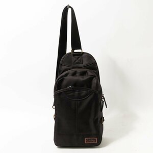 Karl Helmut ボディバッグ カールヘルム ブラック 黒 カジュアル シンプル マチあり ファスナー開閉 bag 斜め掛け ポリ men