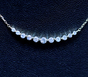 *PN1851YG【BC新作ウェディングジュエリー】Crescent Moon Necklace 美しい天然大粒ダイヤモンド０．５０ct 最高級18金無垢ネックレス 新品