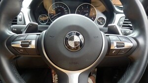 ●BMW 黒銀カーボンステアリングエンブレム/ハンドルバッチ/E64/E65/E66/E70/E71E90/E91/E92/E93/F01/F02/F10/F11/F12/F13/F20/F22/F25/F26