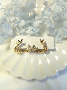 【新品】バタフライイヤリング　蝶　ちょうちょ　イヤークリップ　ゴールドカラー　イヤリング　ノンホール　アクセサリー　結婚式　M1