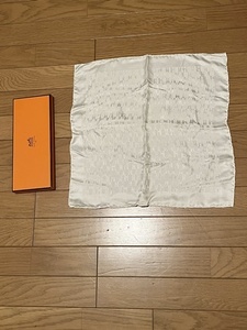 エルメス HERMES ポケットチーフ ハンカチーフ スカーフ ストール カレ45 プチカレ GRAND H グランH H柄 シルク100％ 白 ホワイト 箱付き