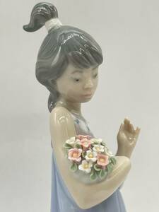 S4939B◆ リヤドロ LLADRO フィギュリン 春の訪れ 女性 花束 置き物 西洋人形 スペイン製 刻印あり 西洋陶芸 5604番