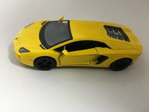 ランボルギーニ　アヴェンタドール LP700-4 イエロー　キンスマート社製　 1/38ミニカー