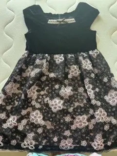 Petit Bateau 黒とピンクの花柄ノースリーブワンピース