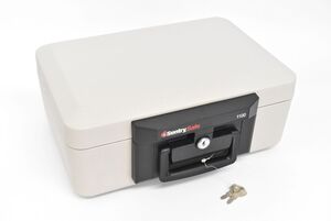 (1048L 0204M8) 1円～ sentry safe 1100 セントリー セーフ ポータブル 耐火保管庫 耐火金庫 鍵付