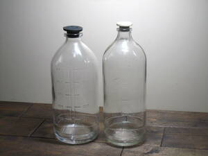 古いガラス瓶　点滴瓶　2本セット　1本は、東京　大塚製薬　鳴門　エンボスあります　空瓶　インテリア 飾り　昭和レトロ