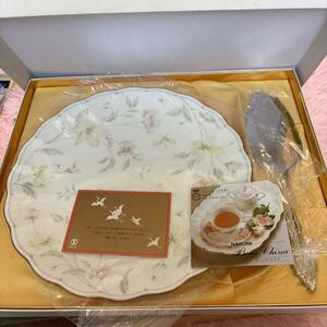 【新品未使用・送料無料】NARUMI BoneChina ボーンチャイナ 花柄皿