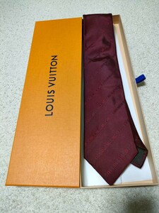 程度良品　出来る男のルイヴィトン　LOUISVUITTON　ネクタイ　贈答品　ワインレッド　赤　えんじ色　　紅色　ビジネス　純正化粧箱付　