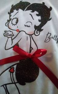 ☆レディース☆BETTYBOOP ☆可愛い！キラキラベティちゃん赤色おリボン付お袖にハートの白色五分半袖Tシャツです(o^―^o)サイズＬ☆新品☆