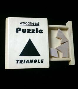 WOOD HEAD PUZZLE Triangle ケースが丸背の本型