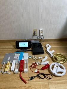 △ Nintendo WiiU本体 32GB リモコンヌンチャク×3 その他備品　通電確認済み　