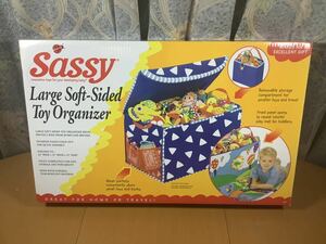 Sassy サッシー　ソフトサイド・トイボックス　ボーイ　ブルー　Sassyのビブ、ラトル、ハンドタオルのおまけ付　①