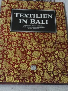 Textilien in Bali 洋書　バリの織物