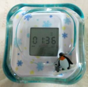 No202　多機能　置時計　ペンギンがふわふわ浮いています。