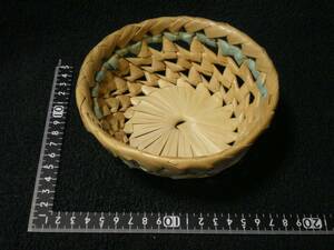 珍品フリマ・竹・籐]　籐製　物入れ　かご　現代的なリズム　大きさ：直径14.5cm　高さ５cm　[送料無料]