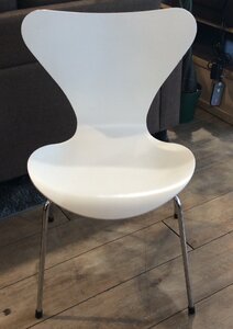 Fritz Hansen　セブンチェア　ホワイト　デザイナー/Arne Jacobsen （アルネ ヤコブセン）デンマーク　北欧　椅子　フリッツハンセン　